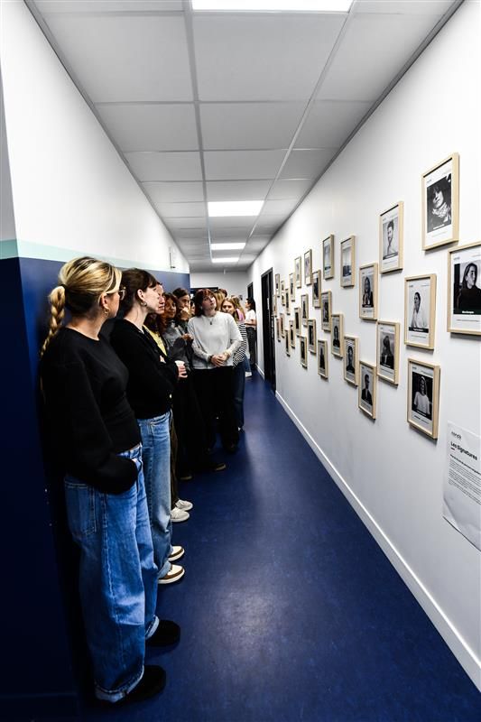 Photo Condé Lille campus intérieur - wall of fame alumni