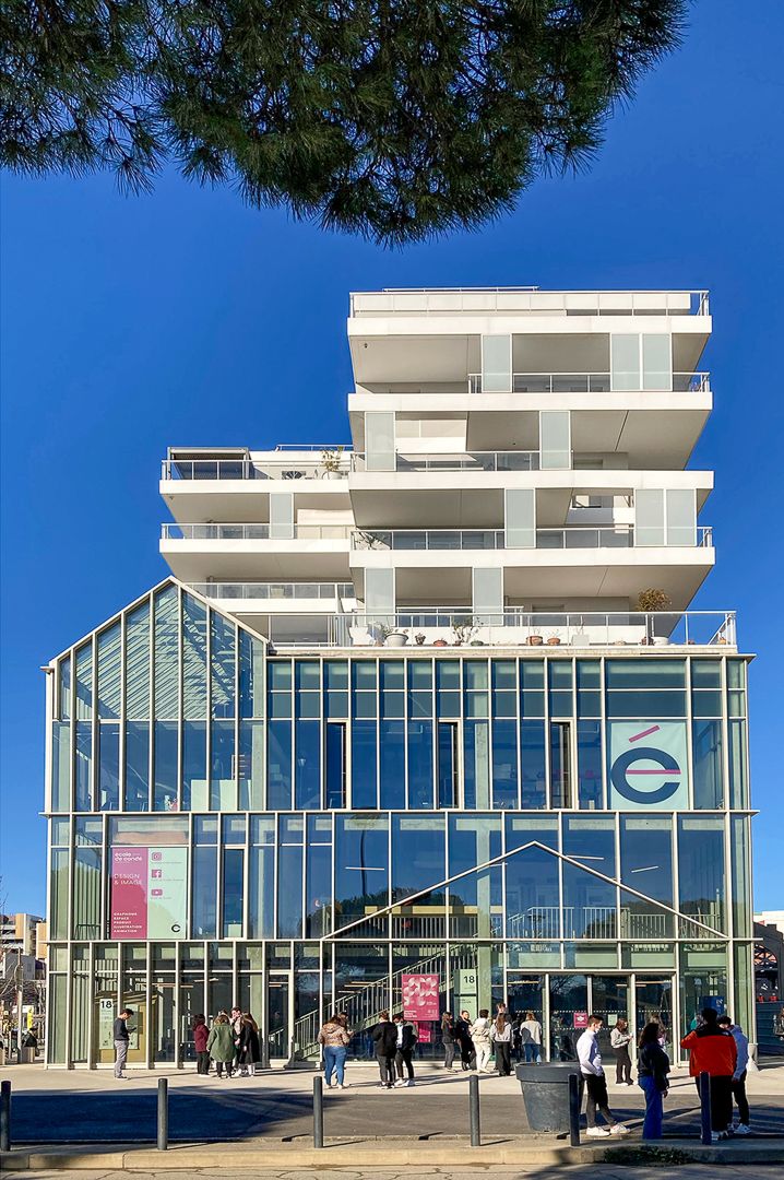 Photo de face extérieure du campus de Condé Toulouse