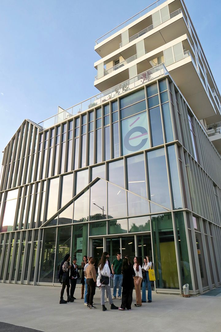 Photo d'étudiants à l'extérieur du campus de Condé Toulouse