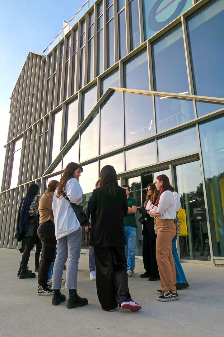 Photo d'étudiants à l'extérieur du campus de Condé Toulouse